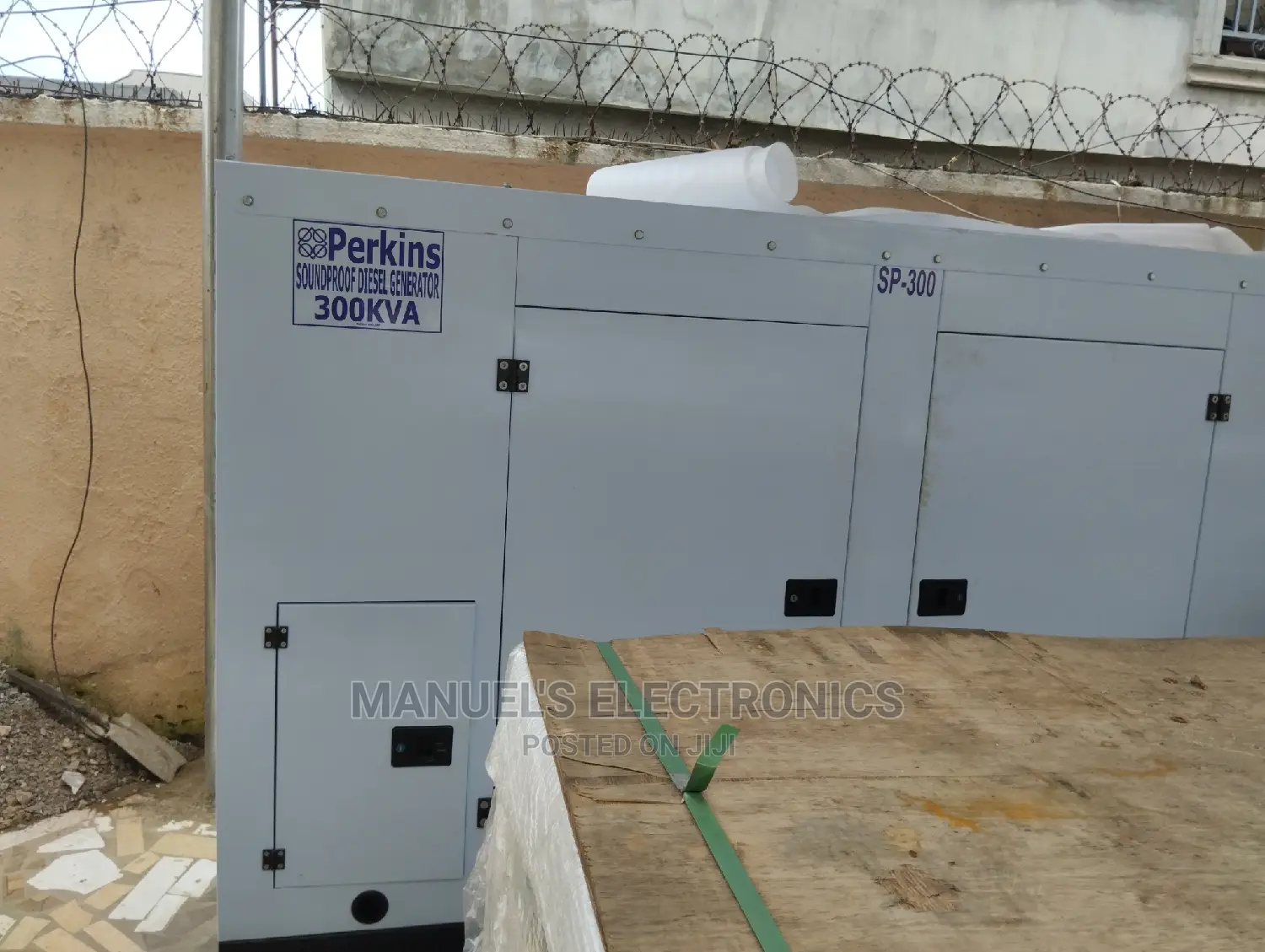 (300kva) Brand New Perkins Diesel Soundproof Generator 2year