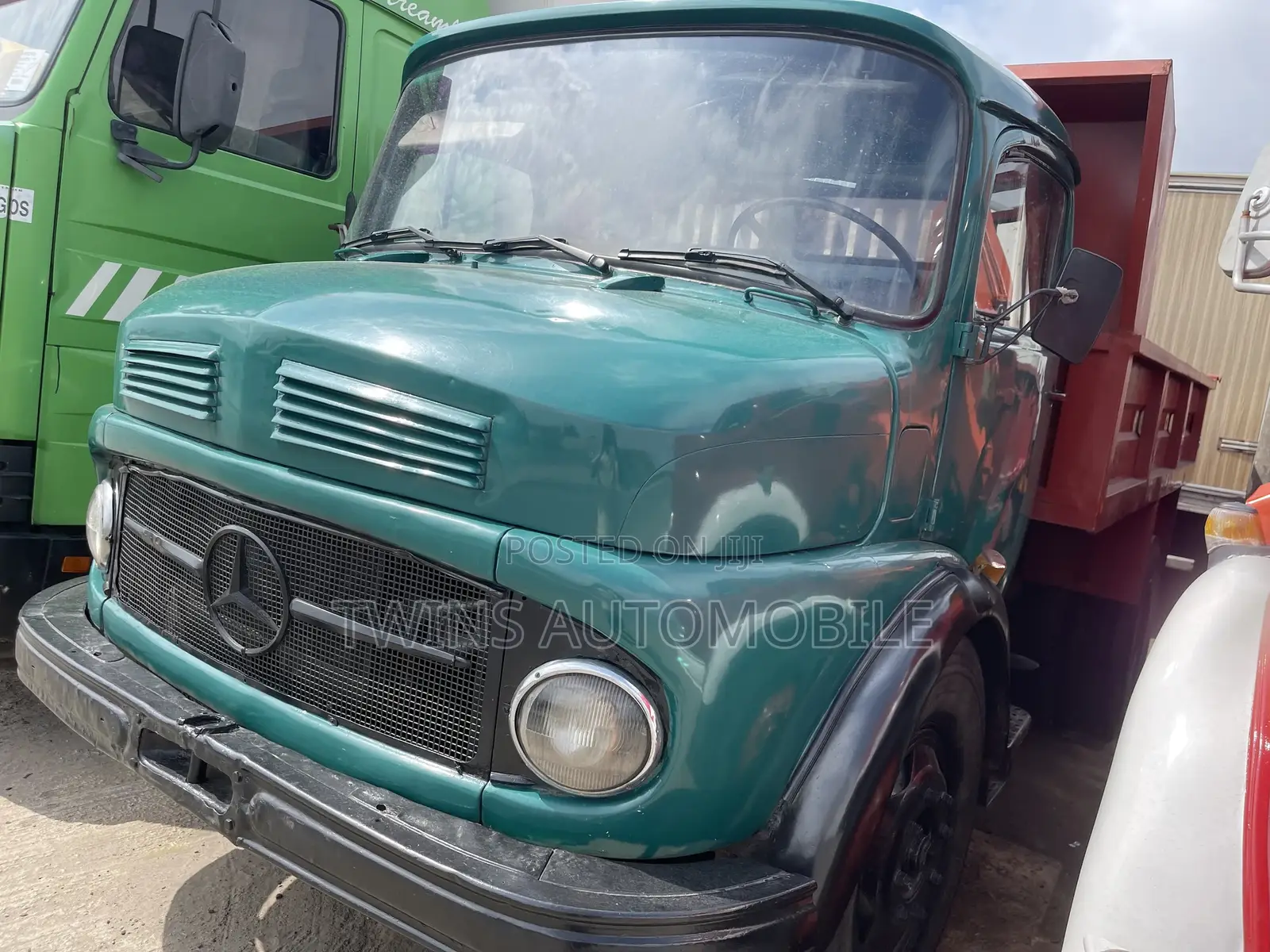 Mercedes-Benz 911 Engine Tipper