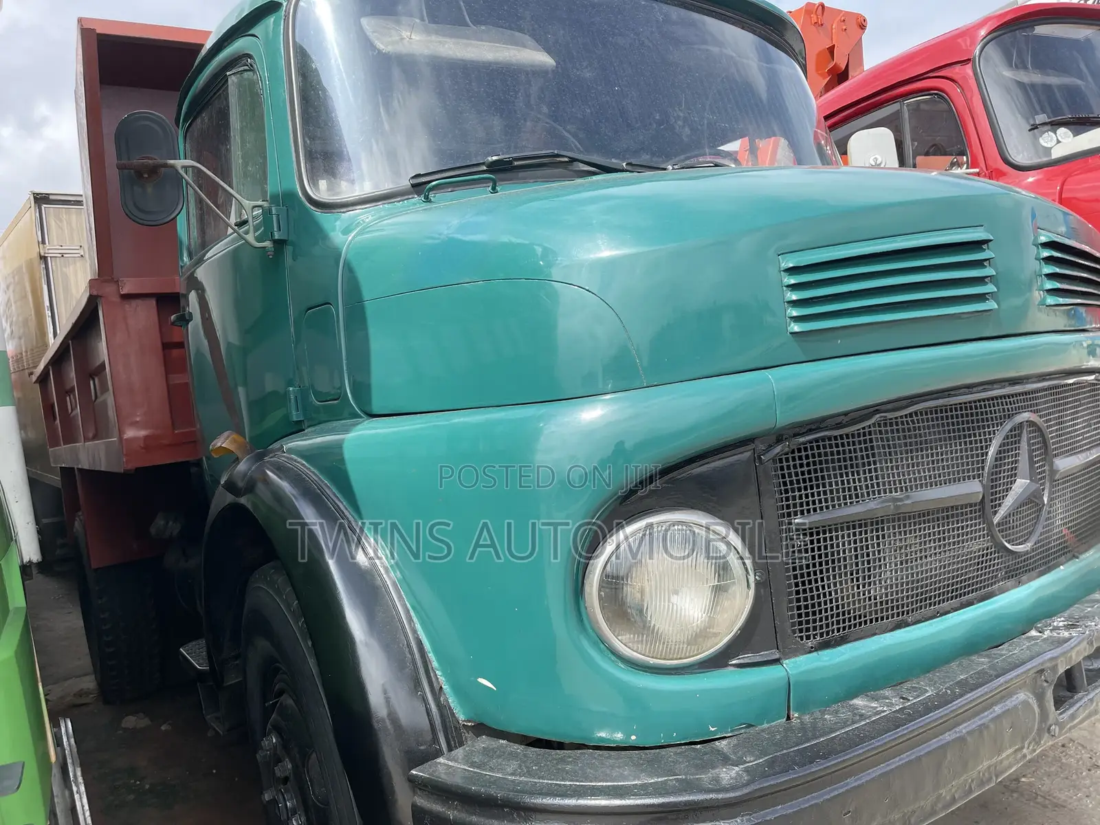 Mercedes-Benz 911 Engine Tipper