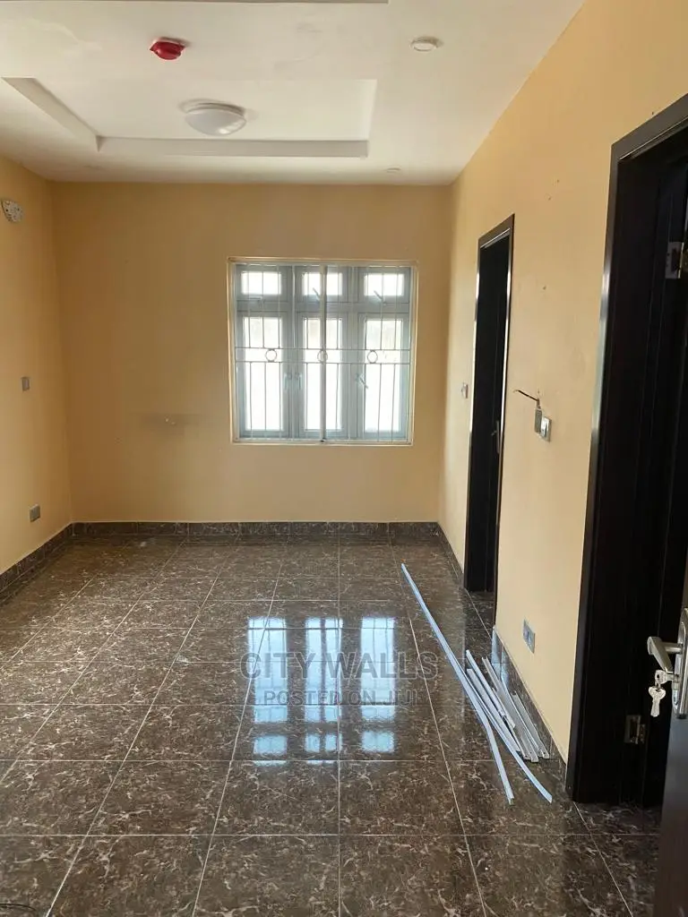 4bdrm Duplex in Chevron for rent