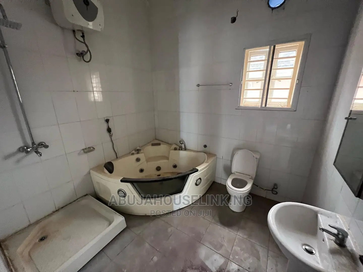 6bdrm Duplex in Efab Metropolis for sale
