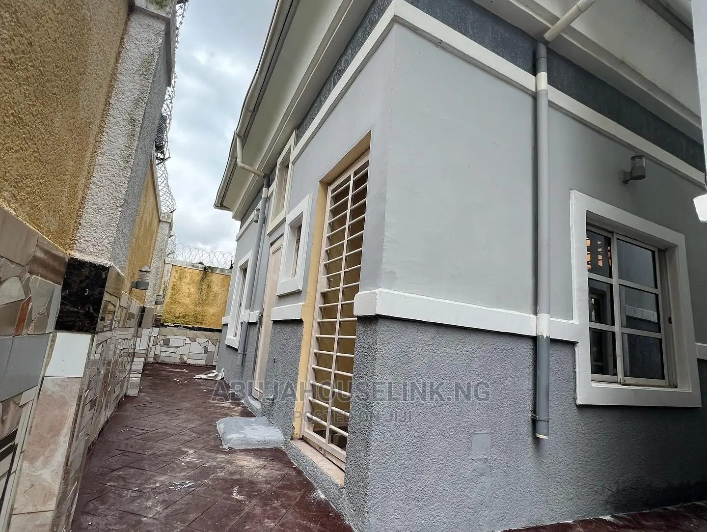 6bdrm Duplex in Efab Metropolis for sale