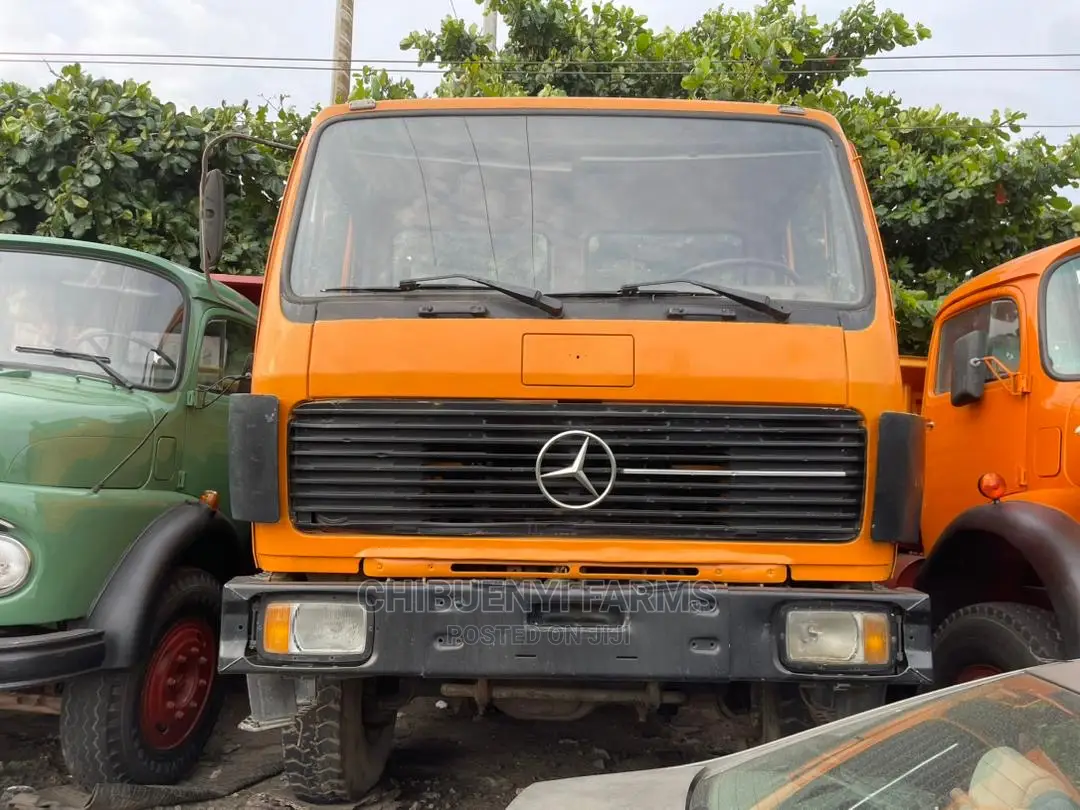Mecedeces 1722 Auxiliary Tipper