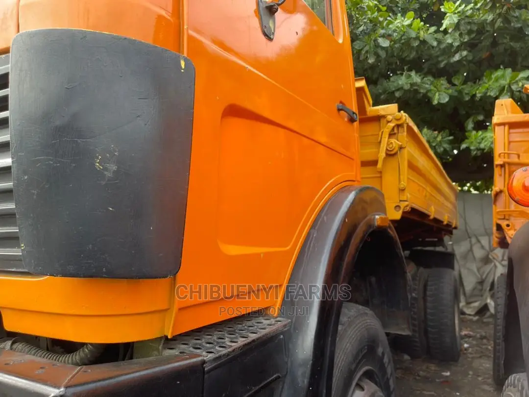 Mecedeces 1722 Auxiliary Tipper