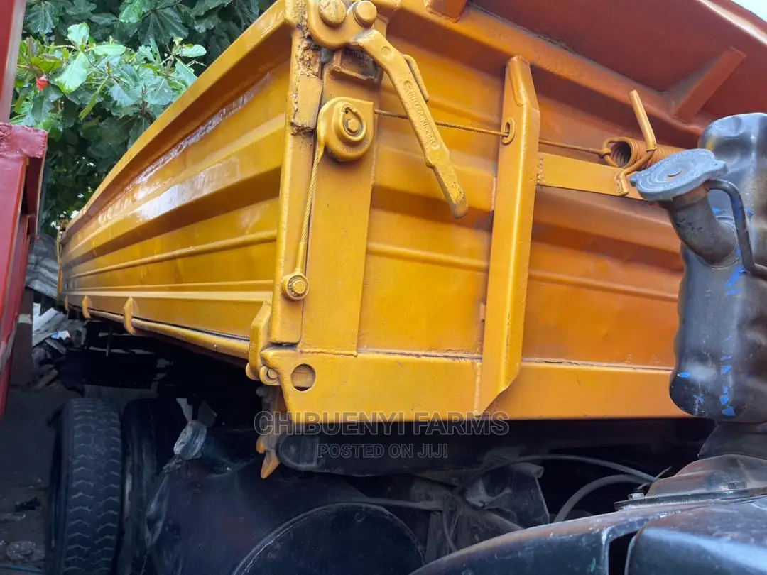 Mecedeces 1722 Auxiliary Tipper