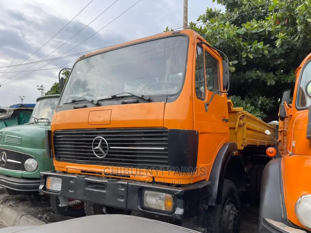 Mecedeces 1722 Auxiliary Tipper