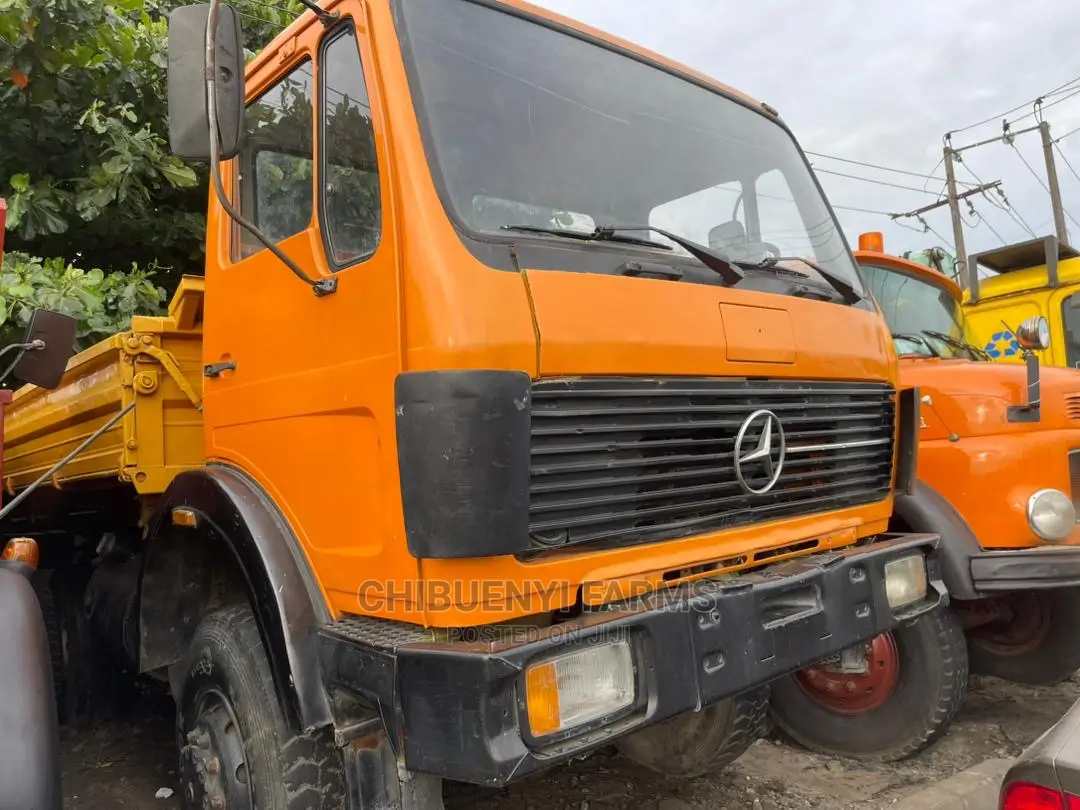 Mecedeces 1722 Auxiliary Tipper