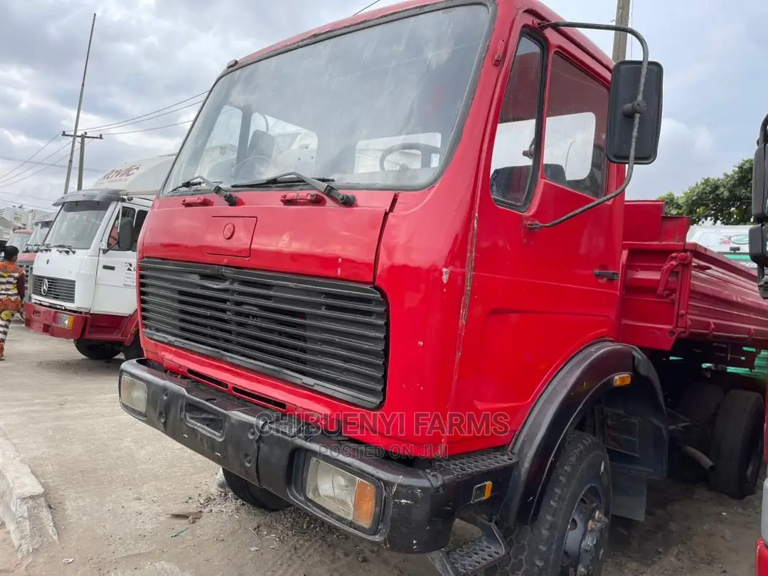 Mercedes-Benz 2000 Red
