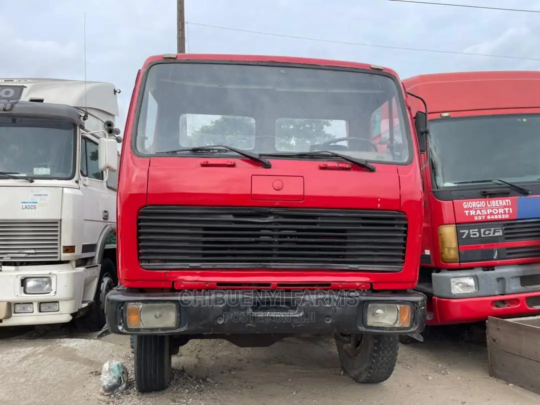 Mercedes-Benz 2000 Red