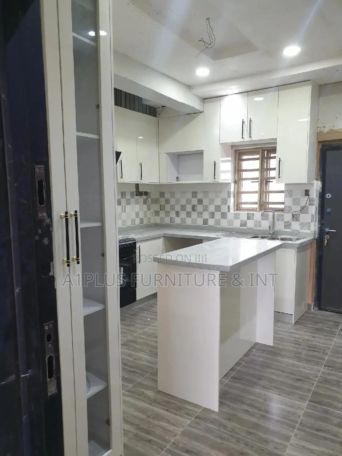 Offwhite Oak Slats Full Height Kitchen + Side Glasscabinet