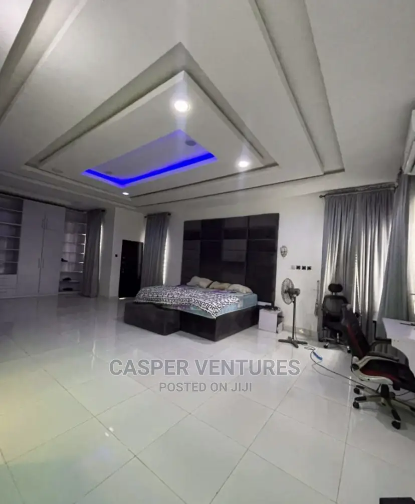 5bdrm Duplex in Chevron for sale