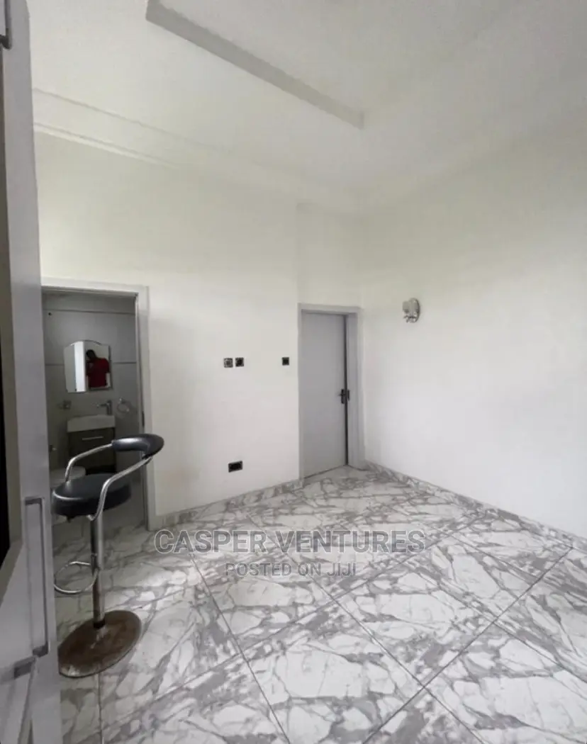 5bdrm Duplex in Chevron for sale