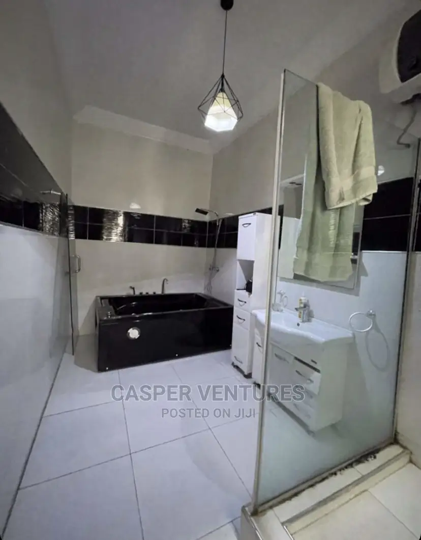 5bdrm Duplex in Chevron for sale