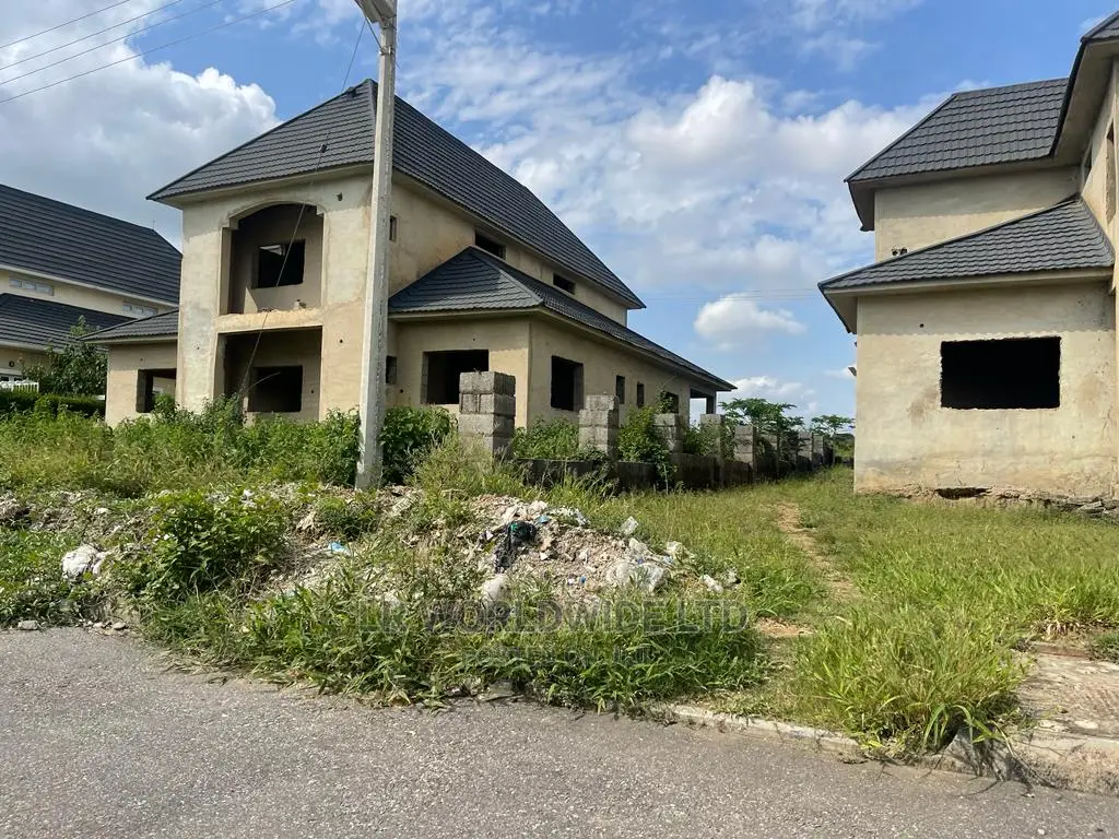 4bdrm Penthouse in Lugbe District for sale