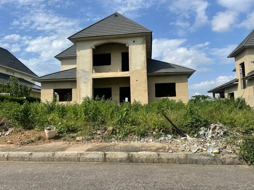 4bdrm Penthouse in Lugbe District for sale