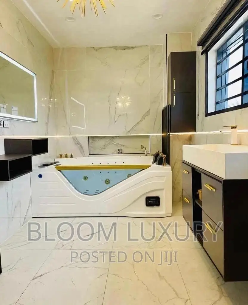 England Jacuzzi Bathtub With TV