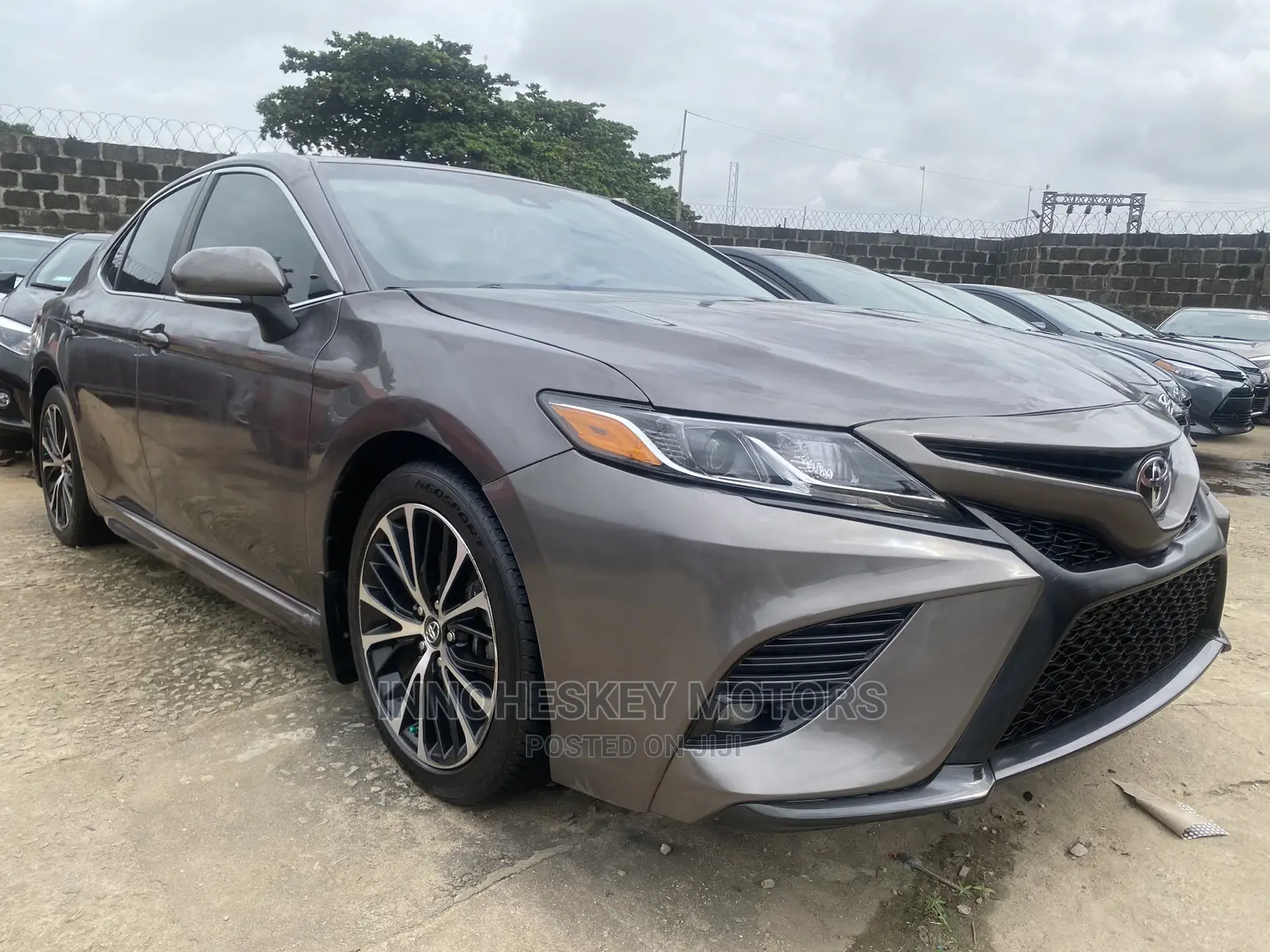 Toyota Camry SE (2.5L 4cyl 8A) 2019 Gray
