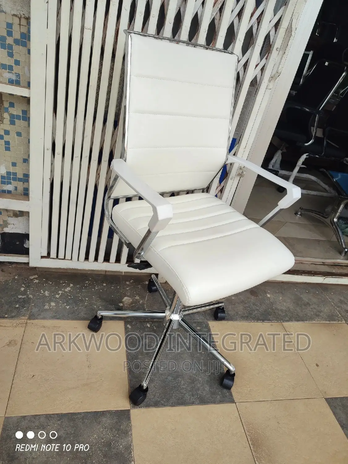 Luxury Executive Adjustable Swivel Leather Office Chair.