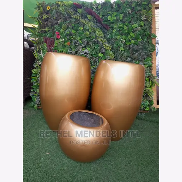Quality Fiberglass Flower Pots/Vases Available for Wholesale
