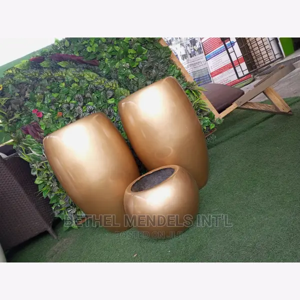 Quality Fiberglass Flower Pots/Vases Available for Wholesale