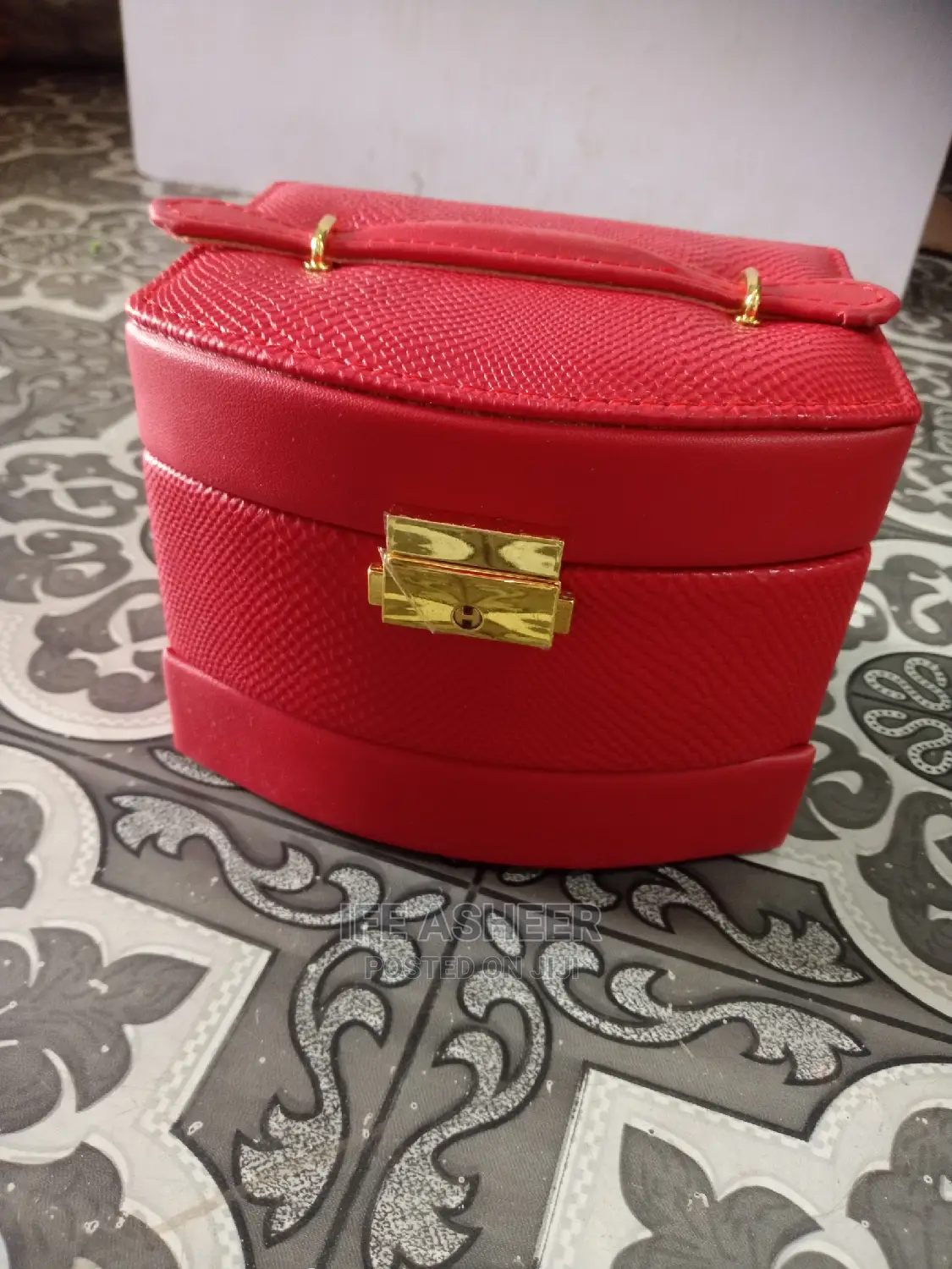 A Simple , Classy Ladies Jewelry Box - Red