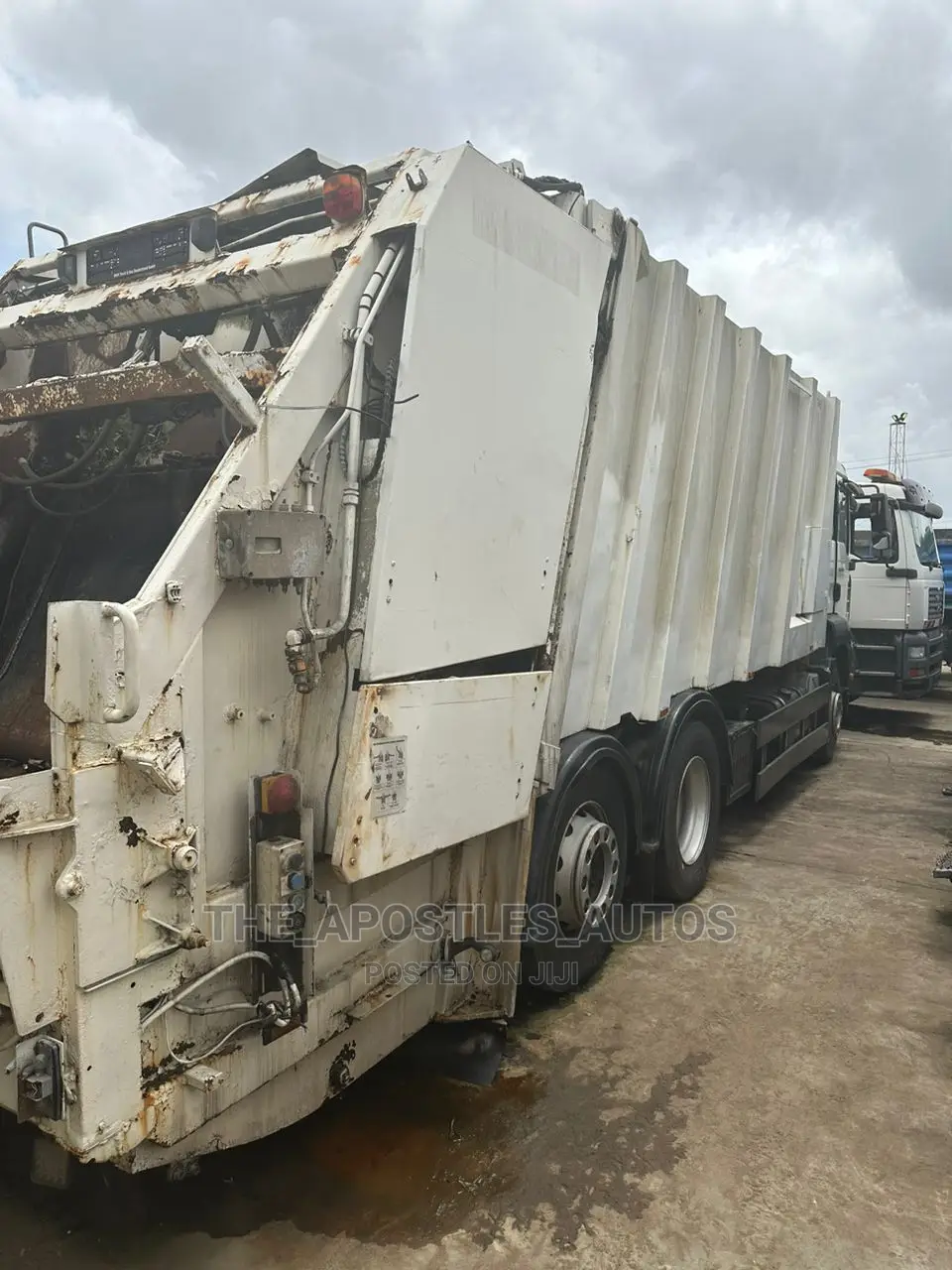 Man Diesel Refuse Truck (8 Tyres)