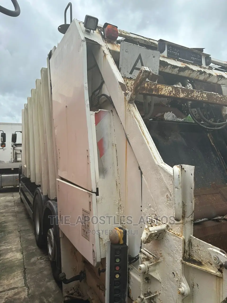 Man Diesel Refuse Truck (8 Tyres)