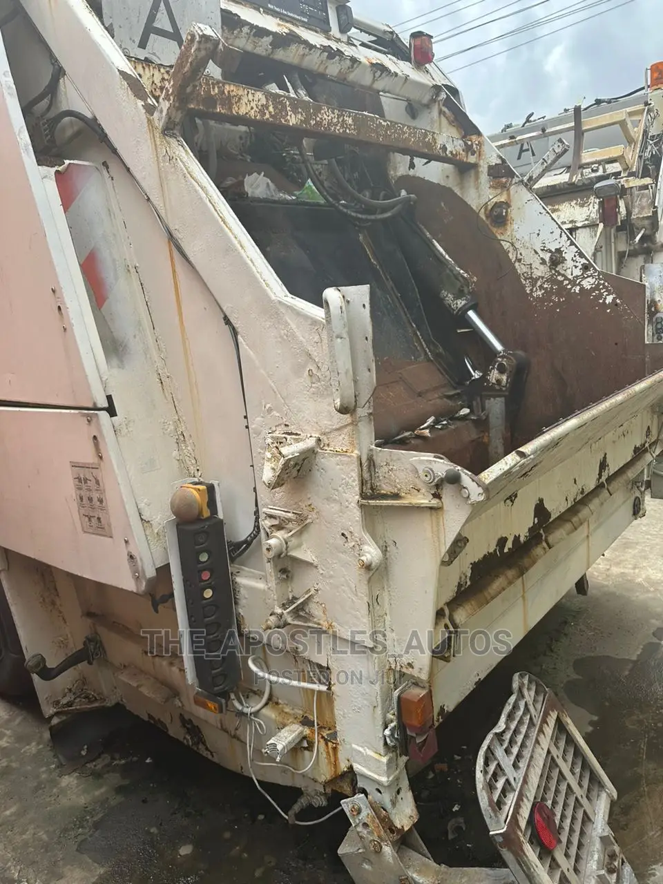 Man Diesel Refuse Truck (8 Tyres)