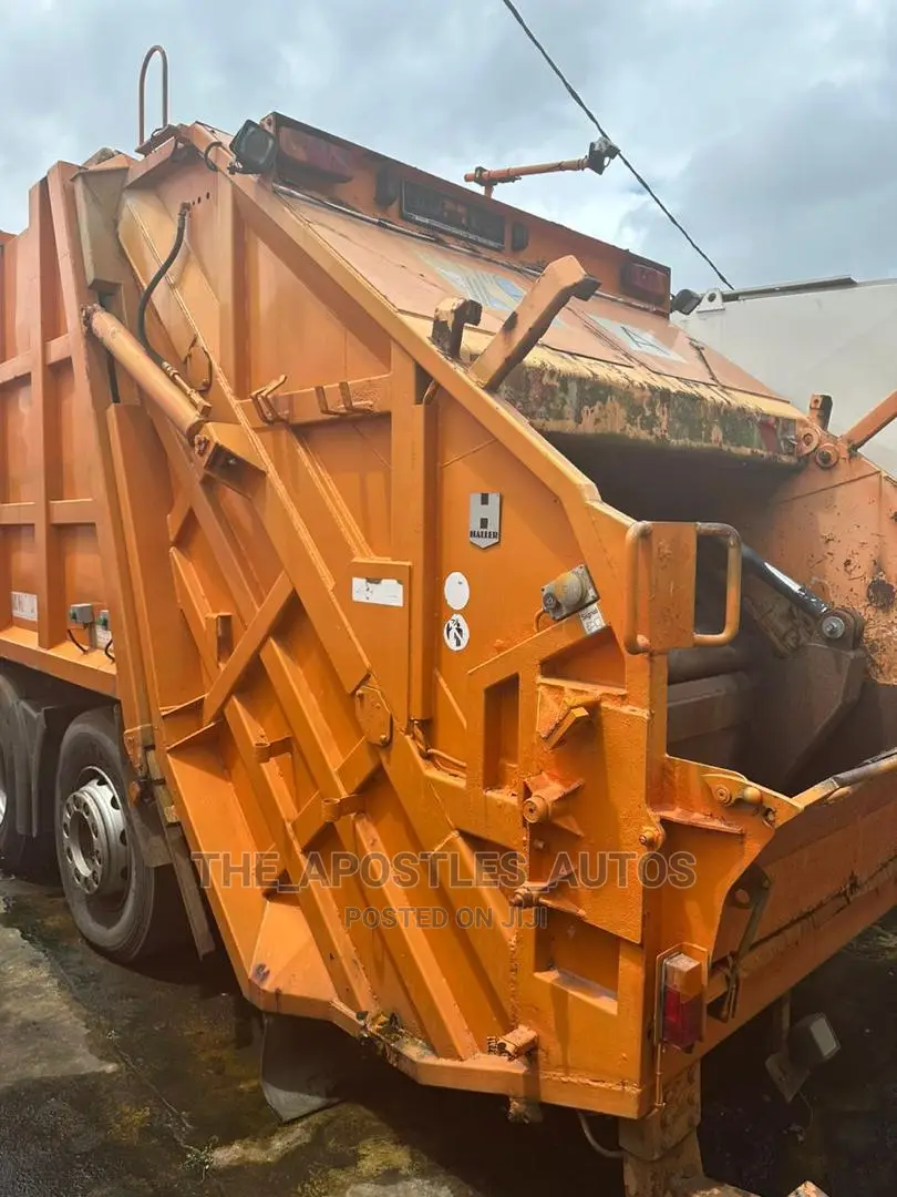 Garbage Compactor Truck 8 Tyres