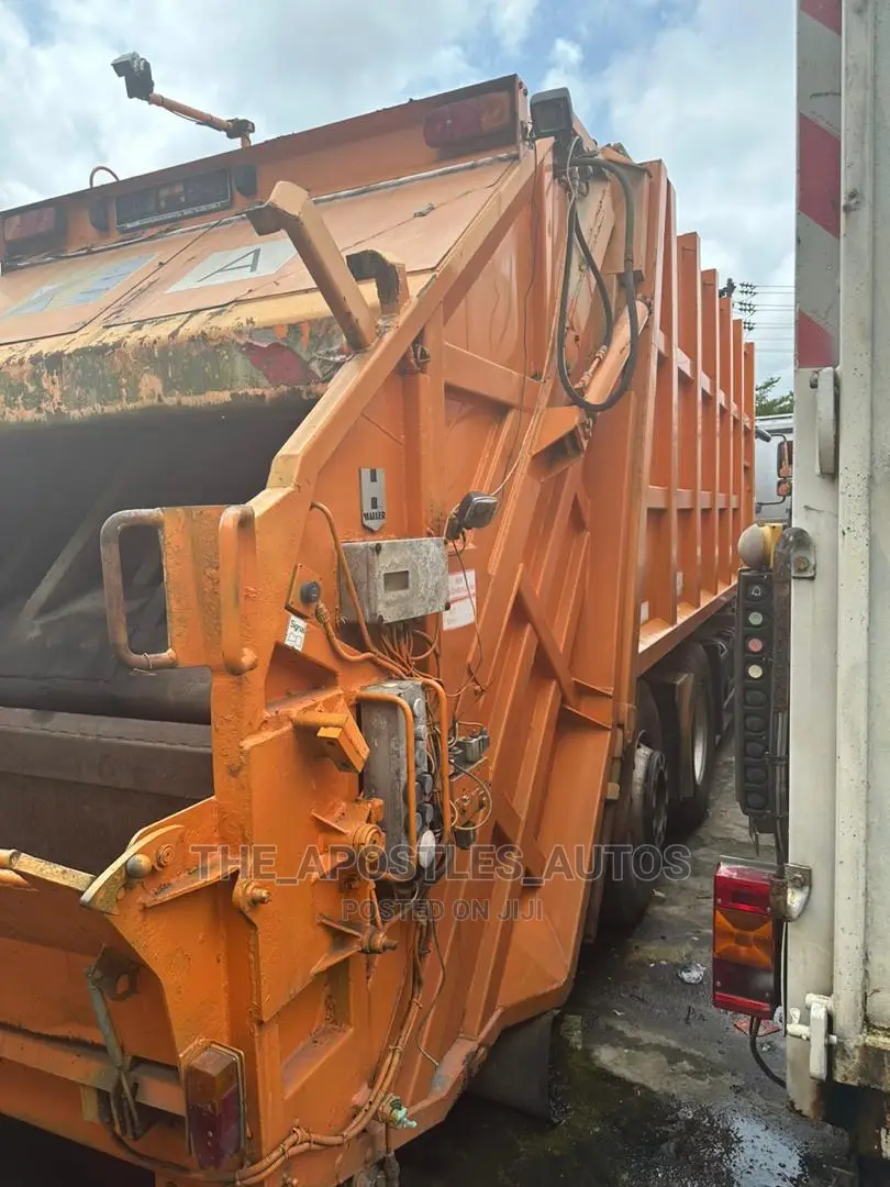 Garbage Compactor Truck 8 Tyres