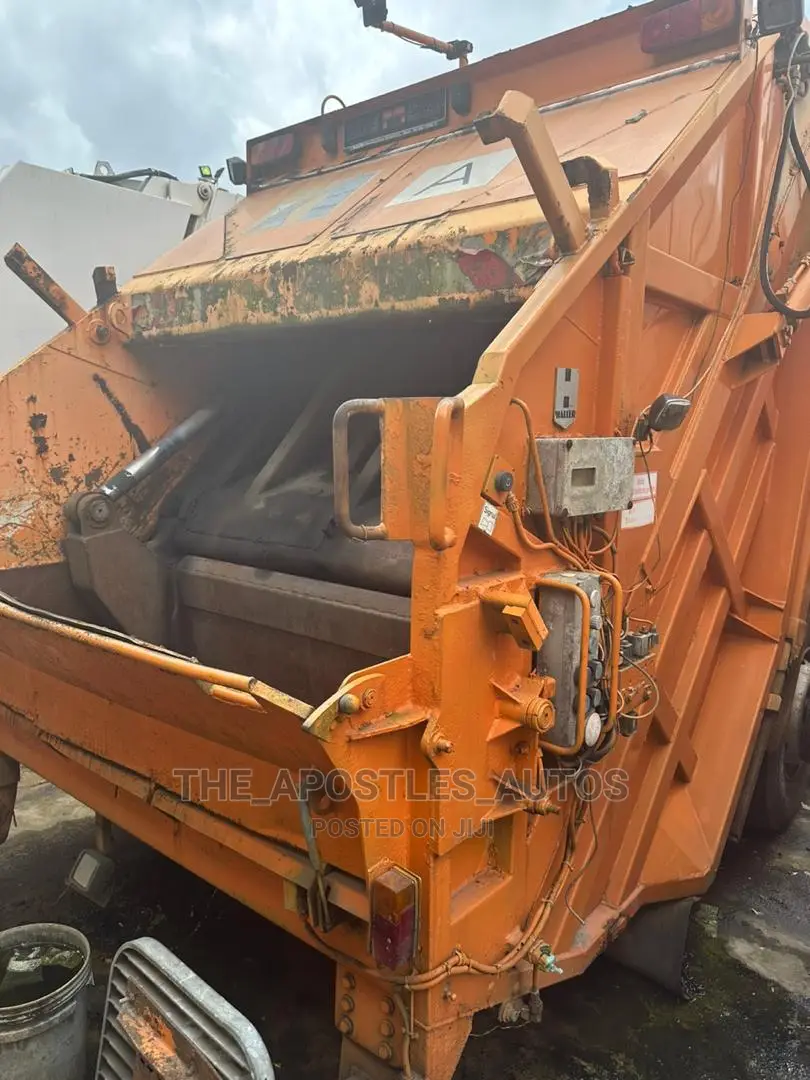 Garbage Compactor Truck 8 Tyres