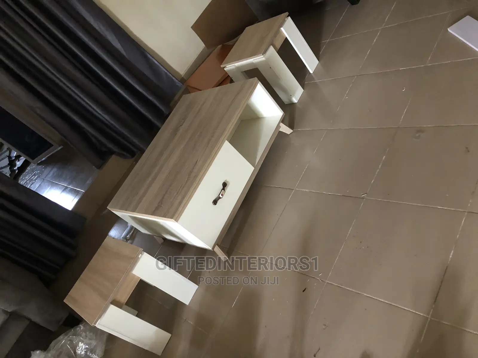 Coffee/ Center Table With Side Stools