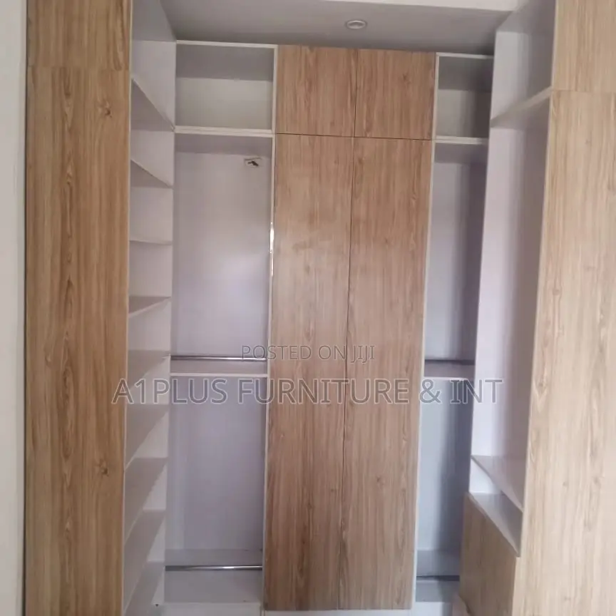 Full Height U-Shape Walk in Closet in HDF Matt Finish