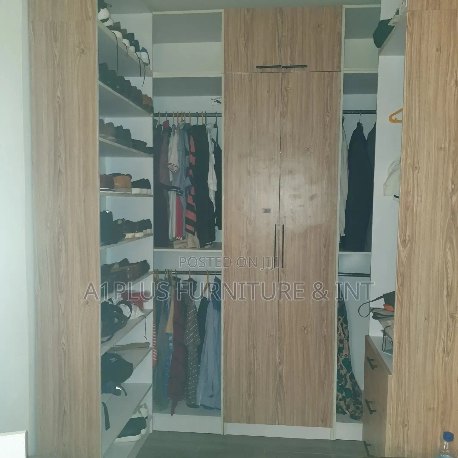 Full Height U-Shape Walk in Closet in HDF Matt Finish