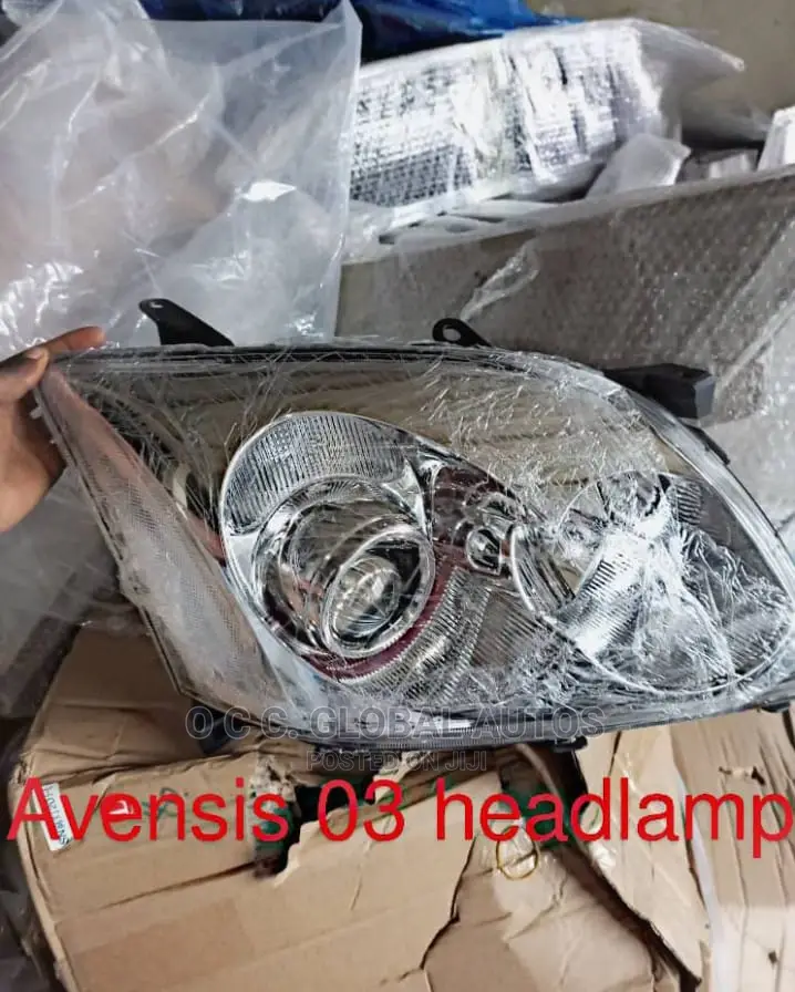 Headlamp Avensis 03