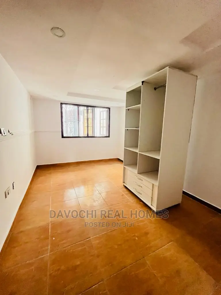 2bdrm Apartment in Lekki Phase 2 for rent