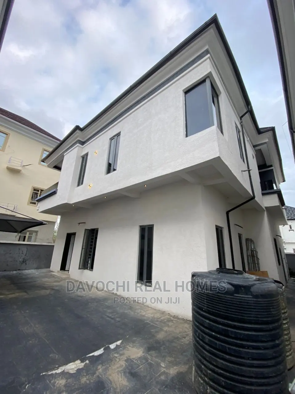 5bdrm Duplex in Chevron Drive, Lekki for sale