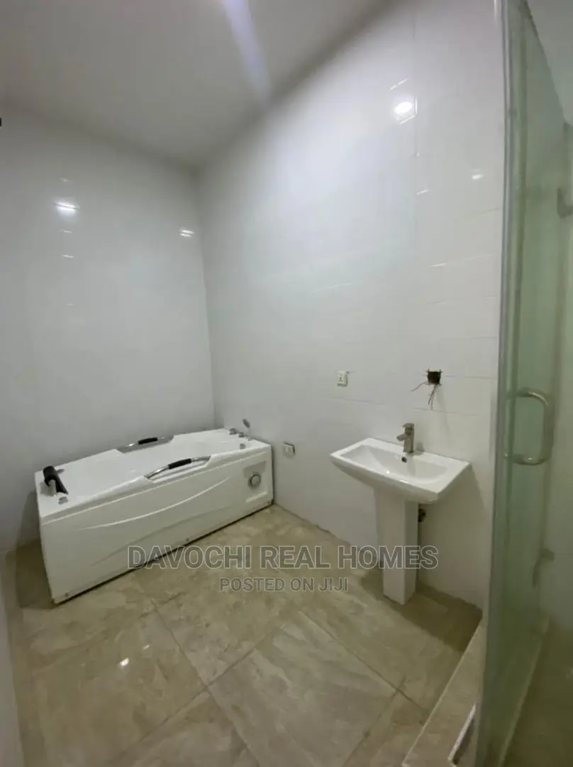 5bdrm Duplex in Chevron Drive, Lekki for sale