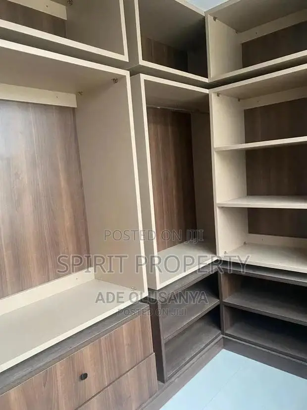 Furnished 6bdrm Maisonette in Magodo for Sale