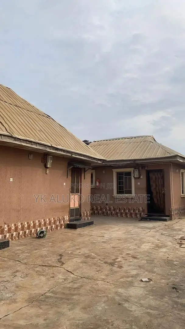 8bdrm Block of Flats in Alhikmah University, Ilorin West for sale