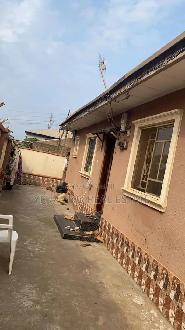 8bdrm Block of Flats in Alhikmah University, Ilorin West for sale