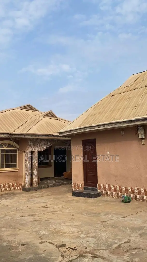8bdrm Block of Flats in Alhikmah University, Ilorin West for sale