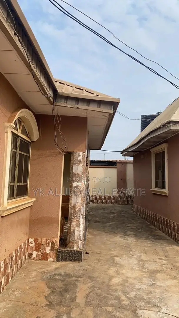 8bdrm Block of Flats in Alhikmah University, Ilorin West for sale