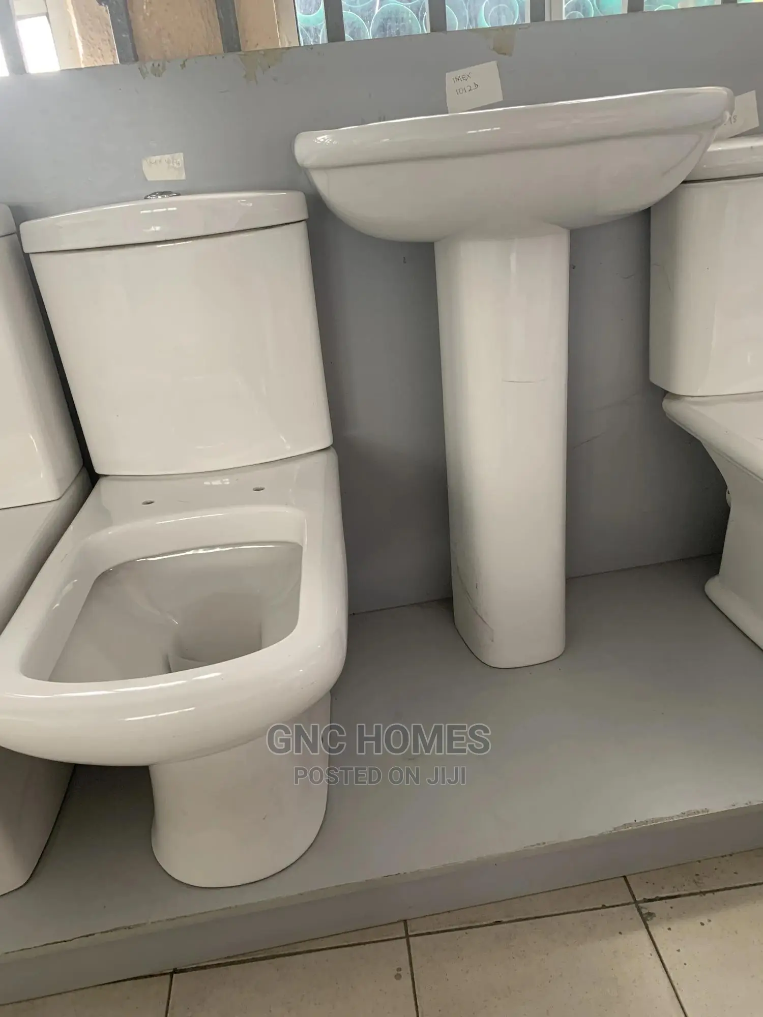 Quality Top Flush Ceramic Water Closet.