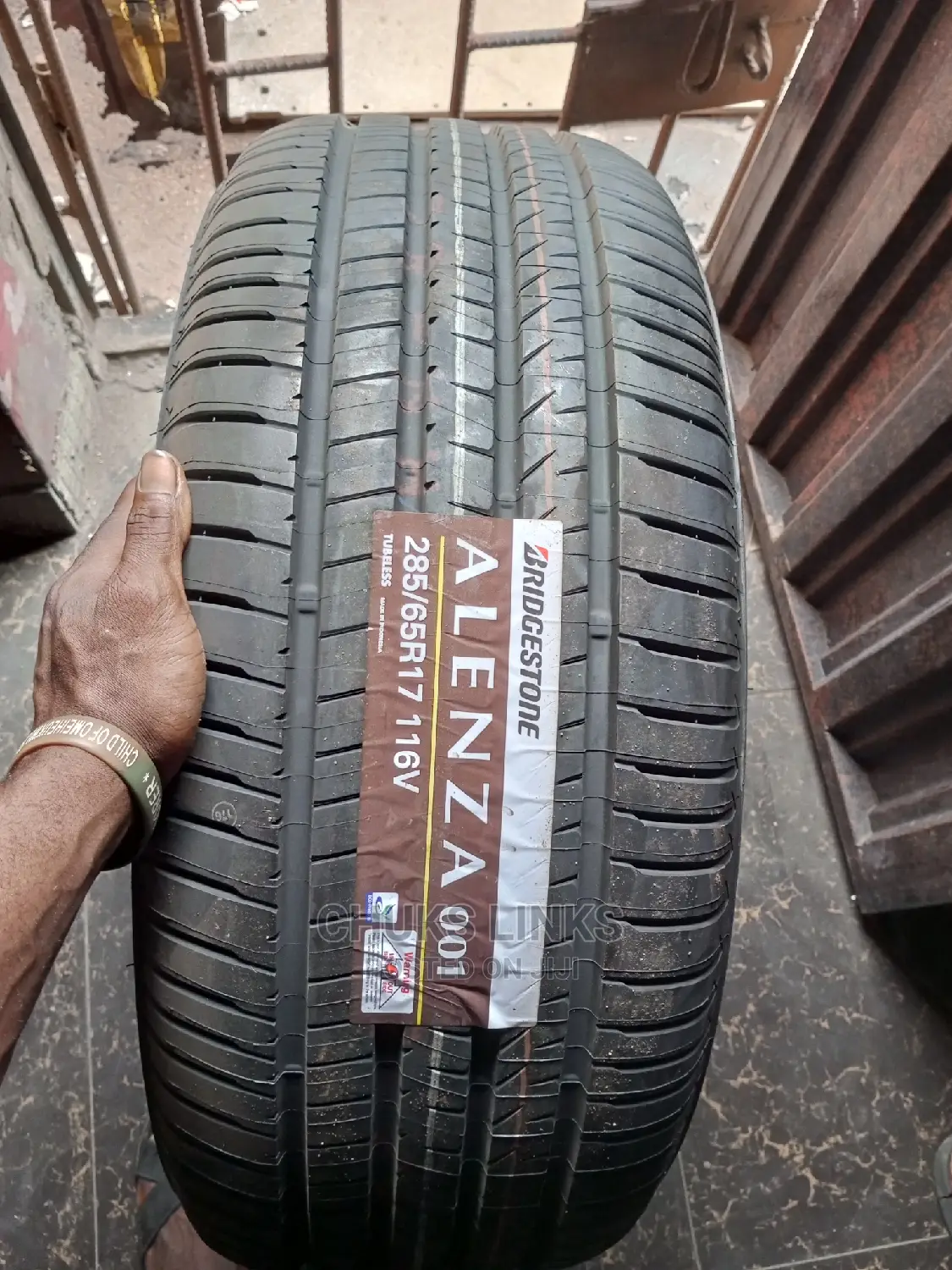 285/65r17 Bridgestone Tire
