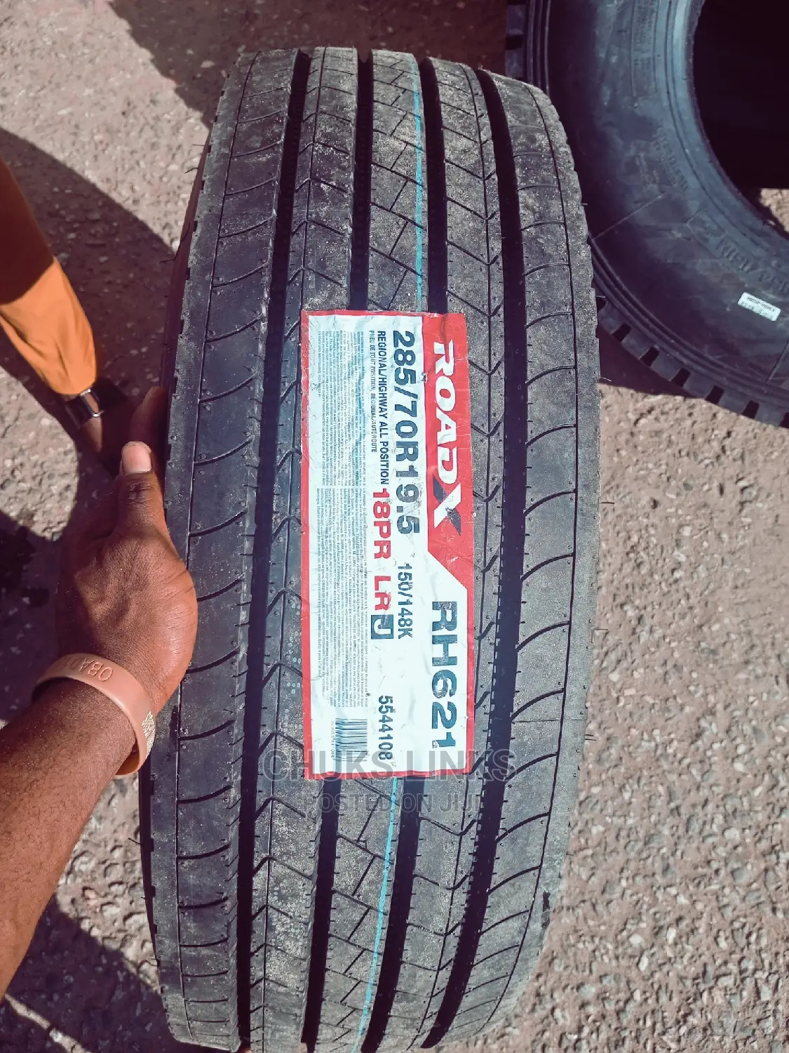 285/70r19.5 Roadx Tire