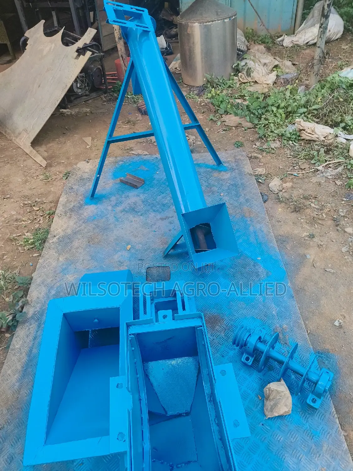 Fabricated 1.5ton Poultry Feed Mixer With Crusher Conveyor