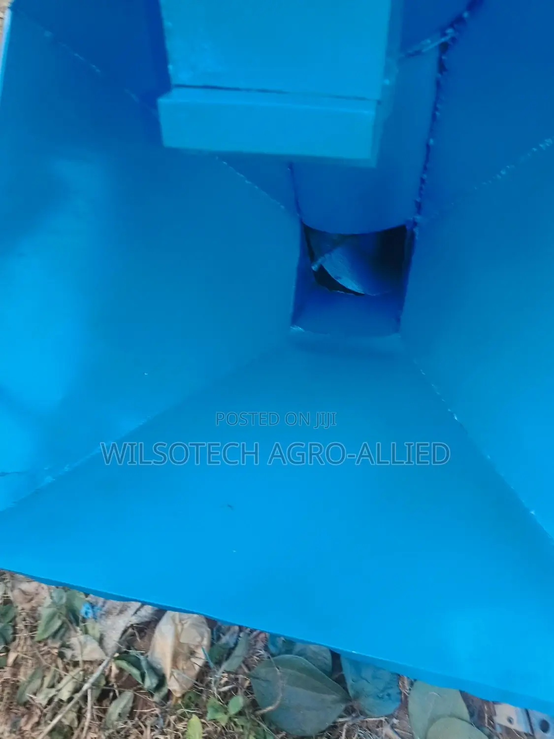 Fabricated 1.5ton Poultry Feed Mixer With Crusher Conveyor