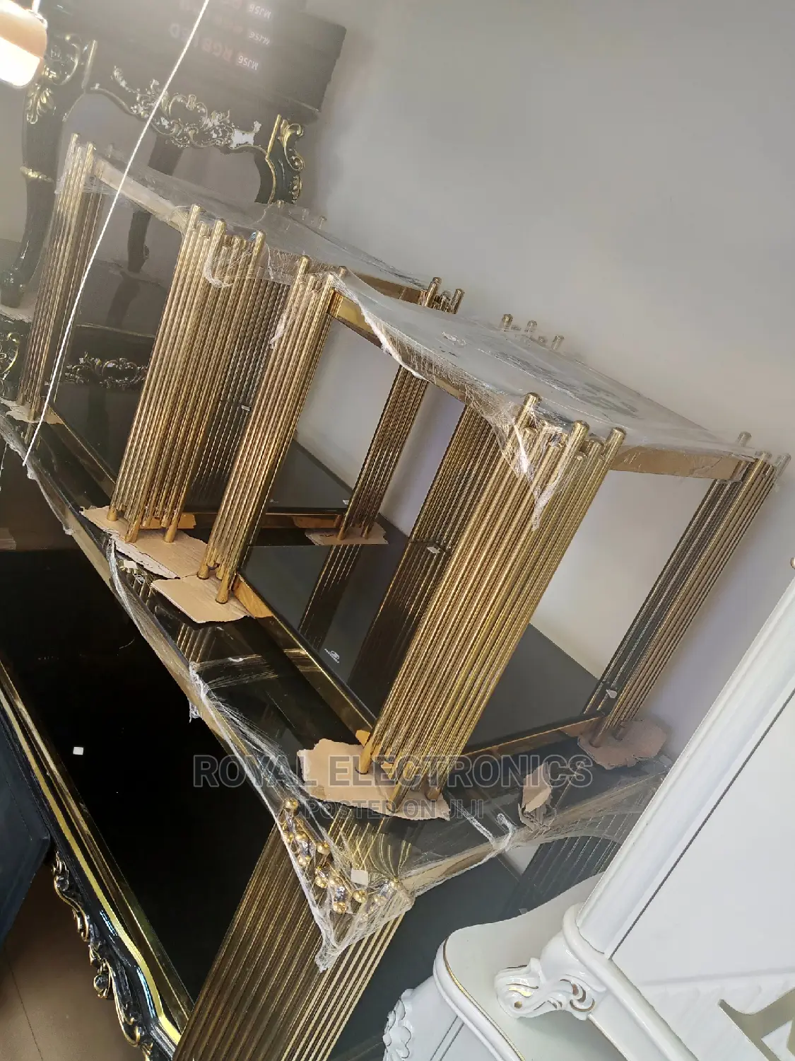 Great Quality Golden Metal Center Table With 2 Side Stool