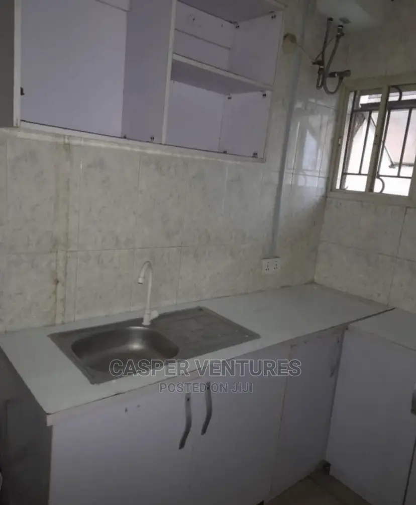 1bdrm Room & Parlour in Chevron for rent